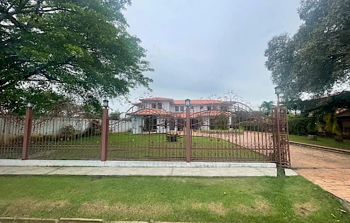 Se Vende o Se Alquila Elegante Casa de dos Pisos