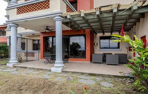 PRECIOSO CONDOMINIO EN PLANTA BAJA CON JARDÍN