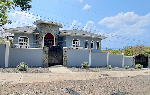 Venta de casa amoblada con piscina y vista al mar en Veracruz
