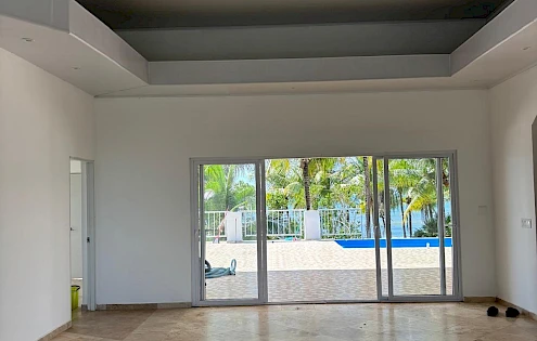 Su casa de playa de lujo en un terreno generoso