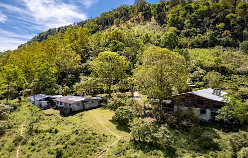 Propiedad de 74 acres con vista a la montaña y casa