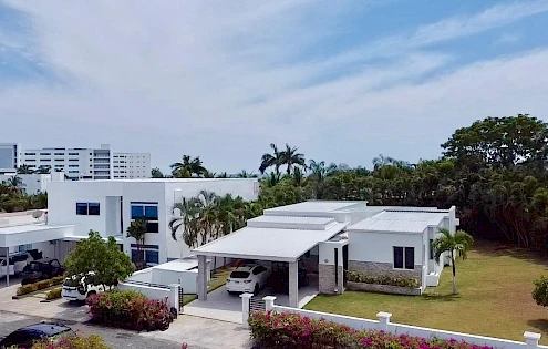 MODERN VILLA WITH POOL