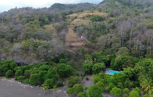 Lote con vista al mar a 50 metros de la playa en Cambutal