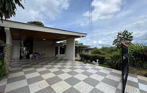 Spacious 4-bedroom home For Sale in Santiago