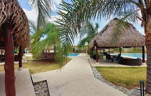 Cozy 2-bedroom beach apartment