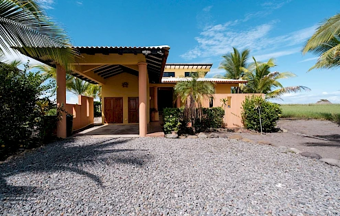 Casa de 3 habitaciones frente al mar con piscina en Playa Barqueta