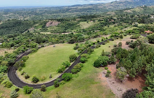 El Nancito: Terreno de inversión con vista al océano y la montaña