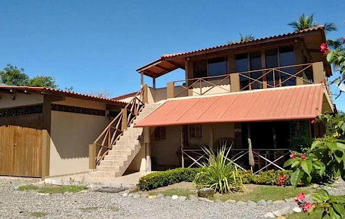 Home with 3 apartments, lagoon access