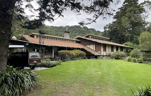 Preciosa parcela con parque en una refrescante zona alta