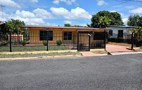 Se Alquila Casa Amplia con Bohío