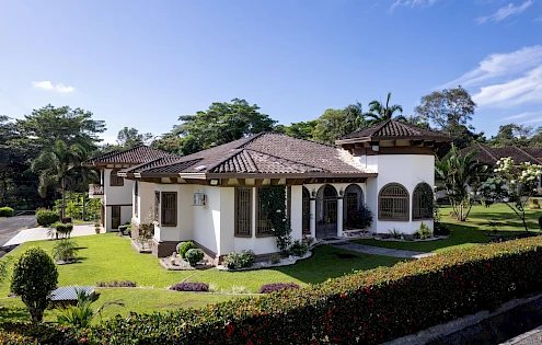 Oasis tropical en Sortova: Impresionante casa con apartamento